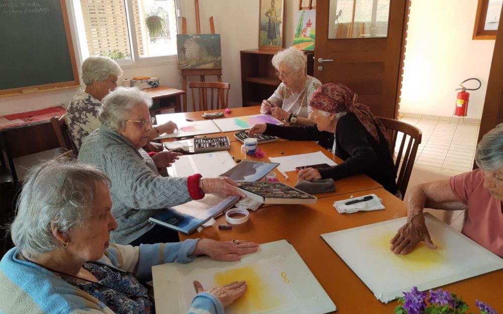 Aulas de pintura, no Residencial Sênior Retiro Suíço em São Paulo